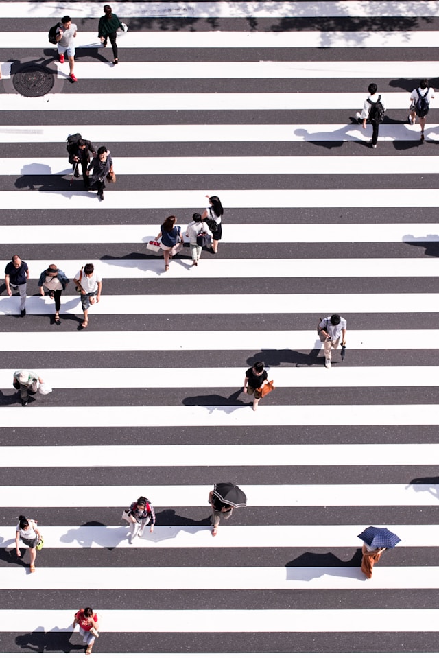 Vista aérea de cruce peatonal y diseño urbano